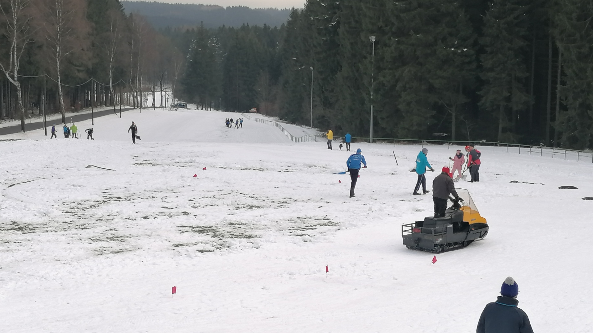 Der Tag vor dem Wettkampf: Schnee-Schaufeleinsatz zur Präparierung der Strecke.