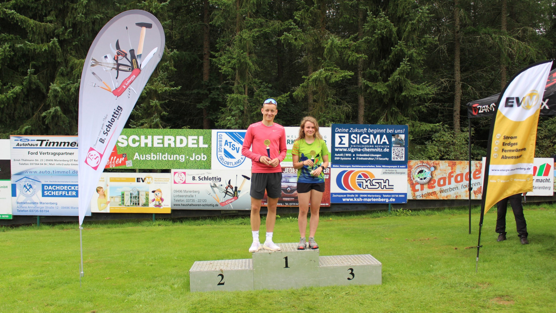 Christopher Arnold und Marie Meischner gewinnen den Pokal für die schnellste Zeit über 7,6 km.