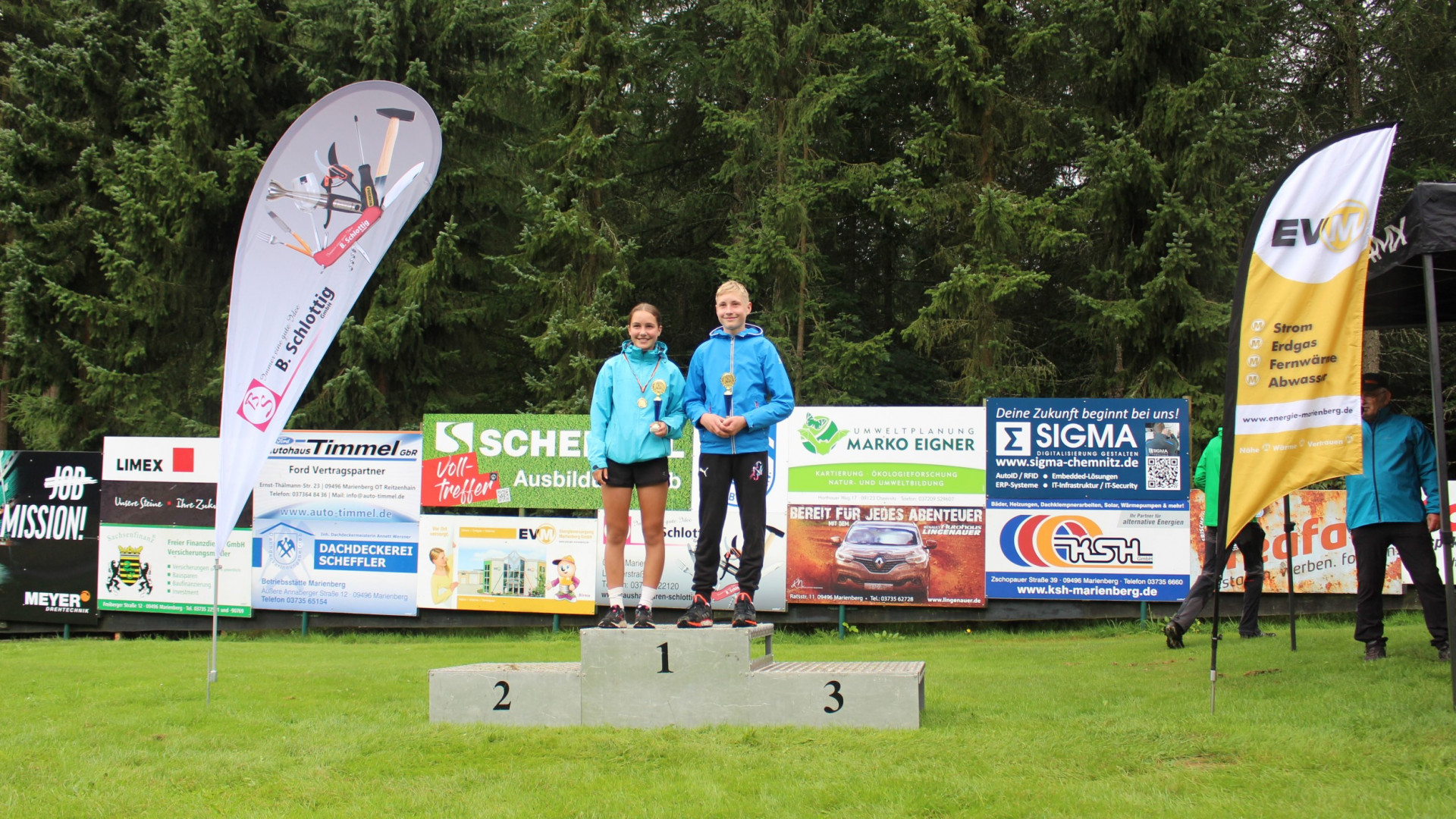 Nele Reyer und Konstantin Metschnabel gewinnen den Pokal für die schnellste Zeit über 1,9 km.