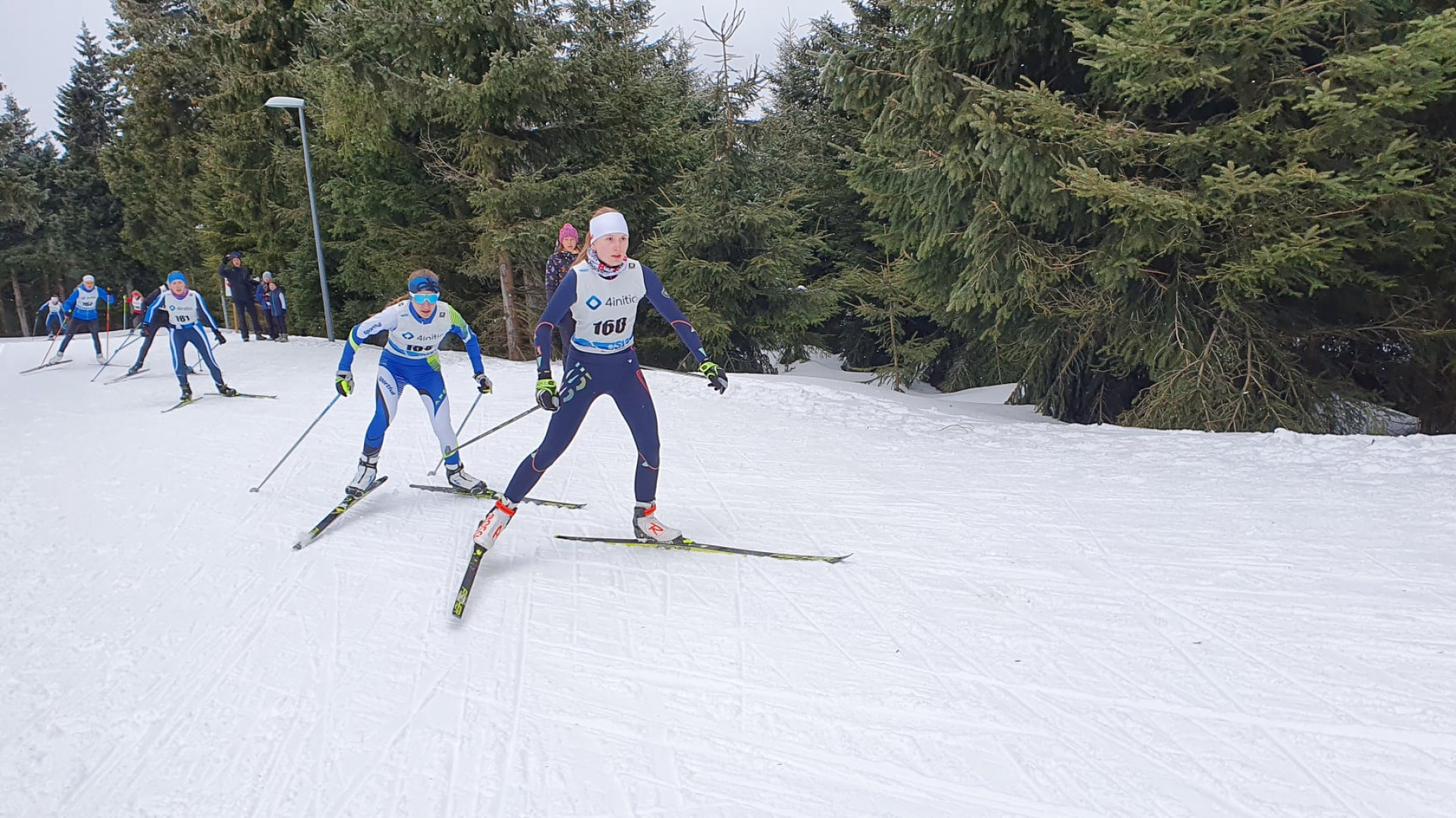 Marie Makosch (vorn laufend), die wie Leonie im Landeskader 1 des Deutschen Skiverbandes läuft, erzielt Platz 3 in der U14 über 5km.